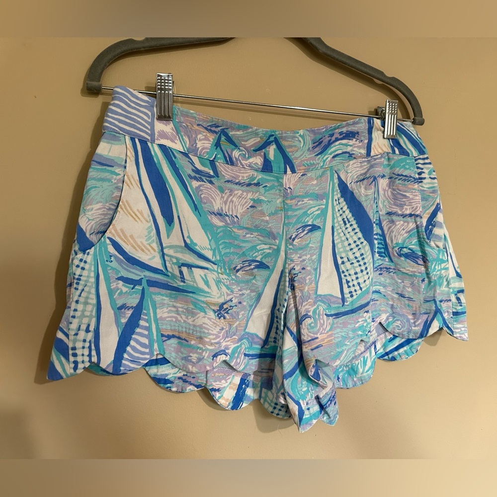 Lilly Pulitzer Dahlia shorts, size large. Light Lilac Verbena Aboat Time print